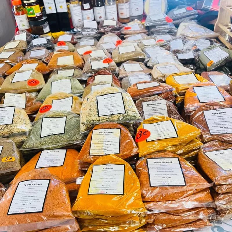 Épices en préparation dans l'atelier de l'Épicerie Lafonke